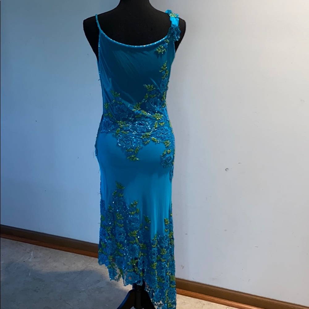 Evening dress with beads - Picture 6 of 16